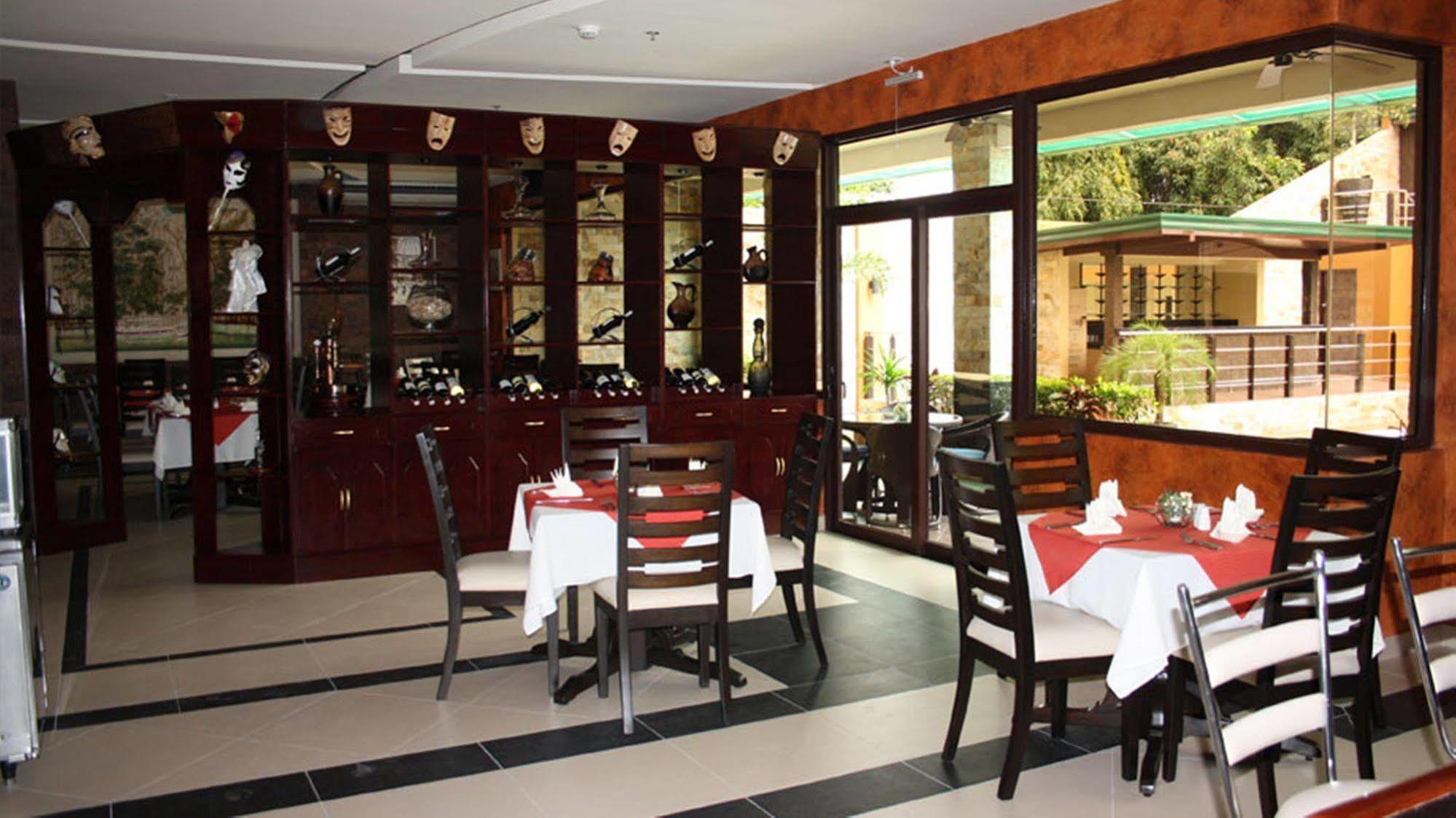 Queens Hotel Angeles City Zewnętrze zdjęcie