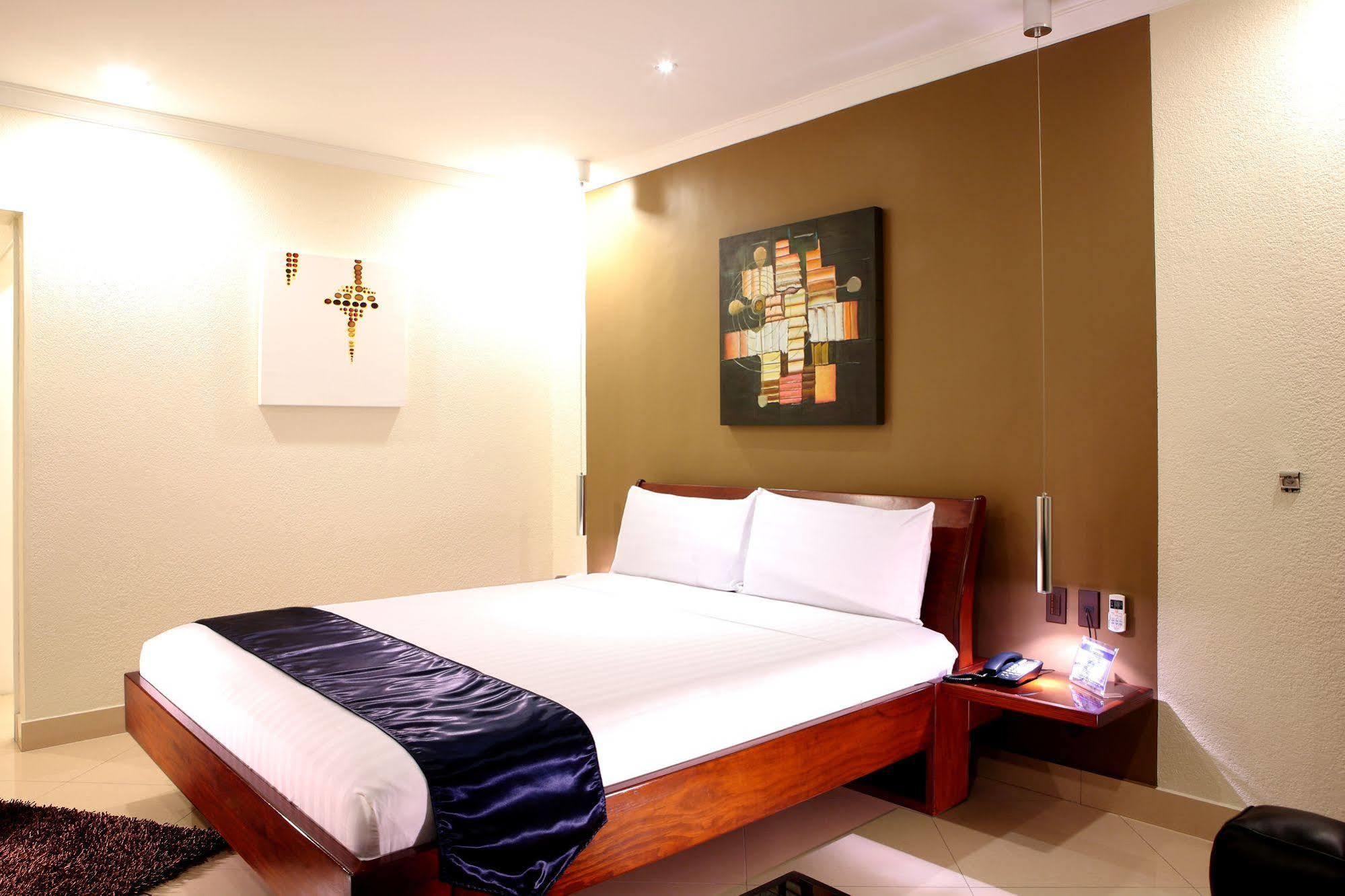 Queens Hotel Angeles City Zewnętrze zdjęcie