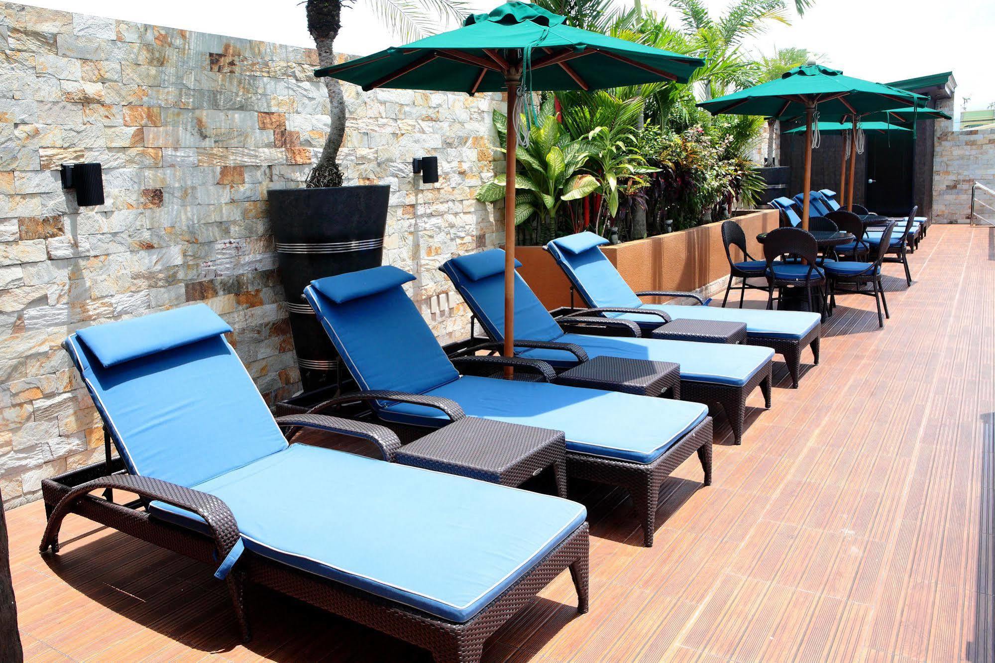 Queens Hotel Angeles City Zewnętrze zdjęcie