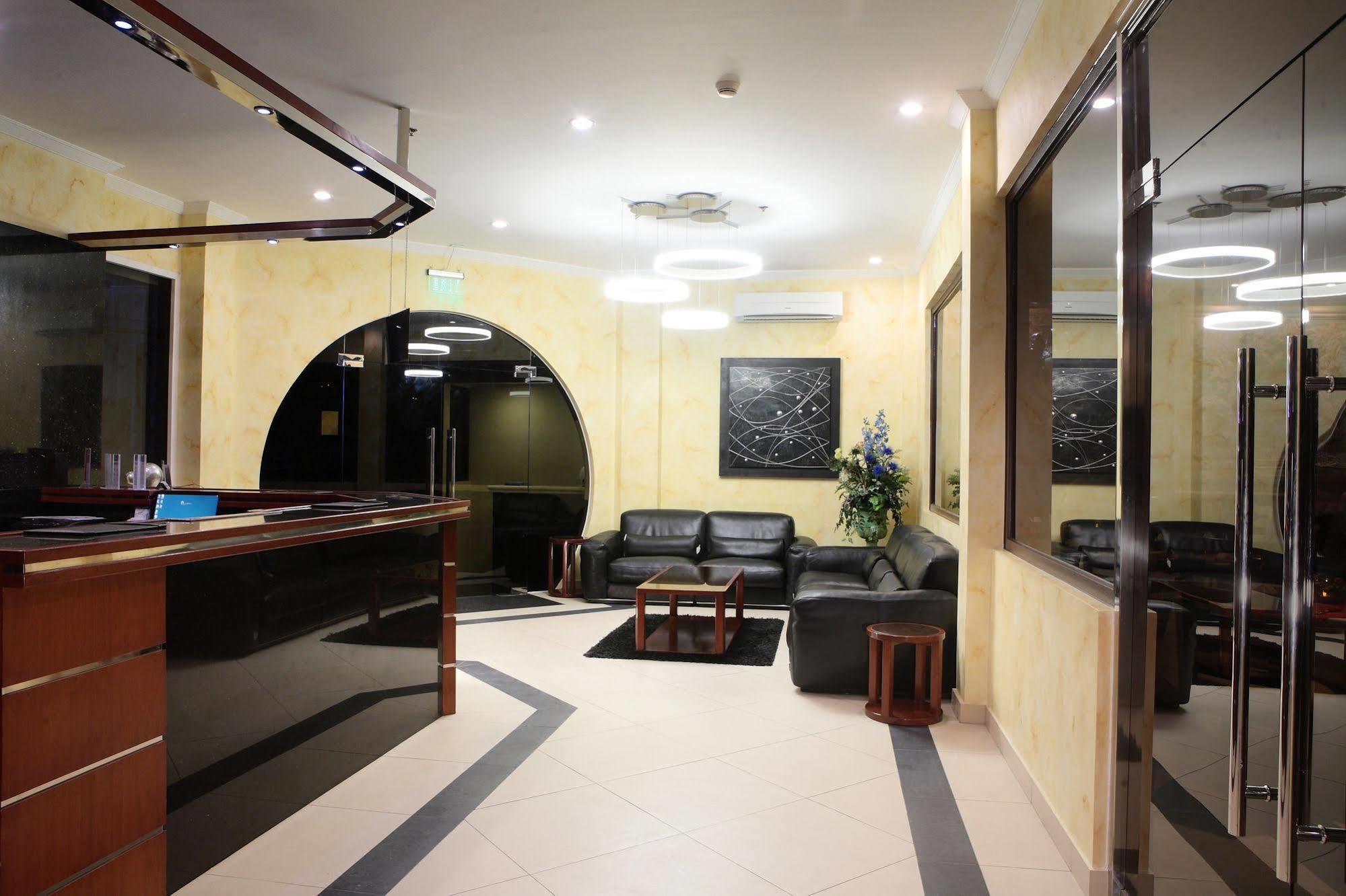 Queens Hotel Angeles City Zewnętrze zdjęcie