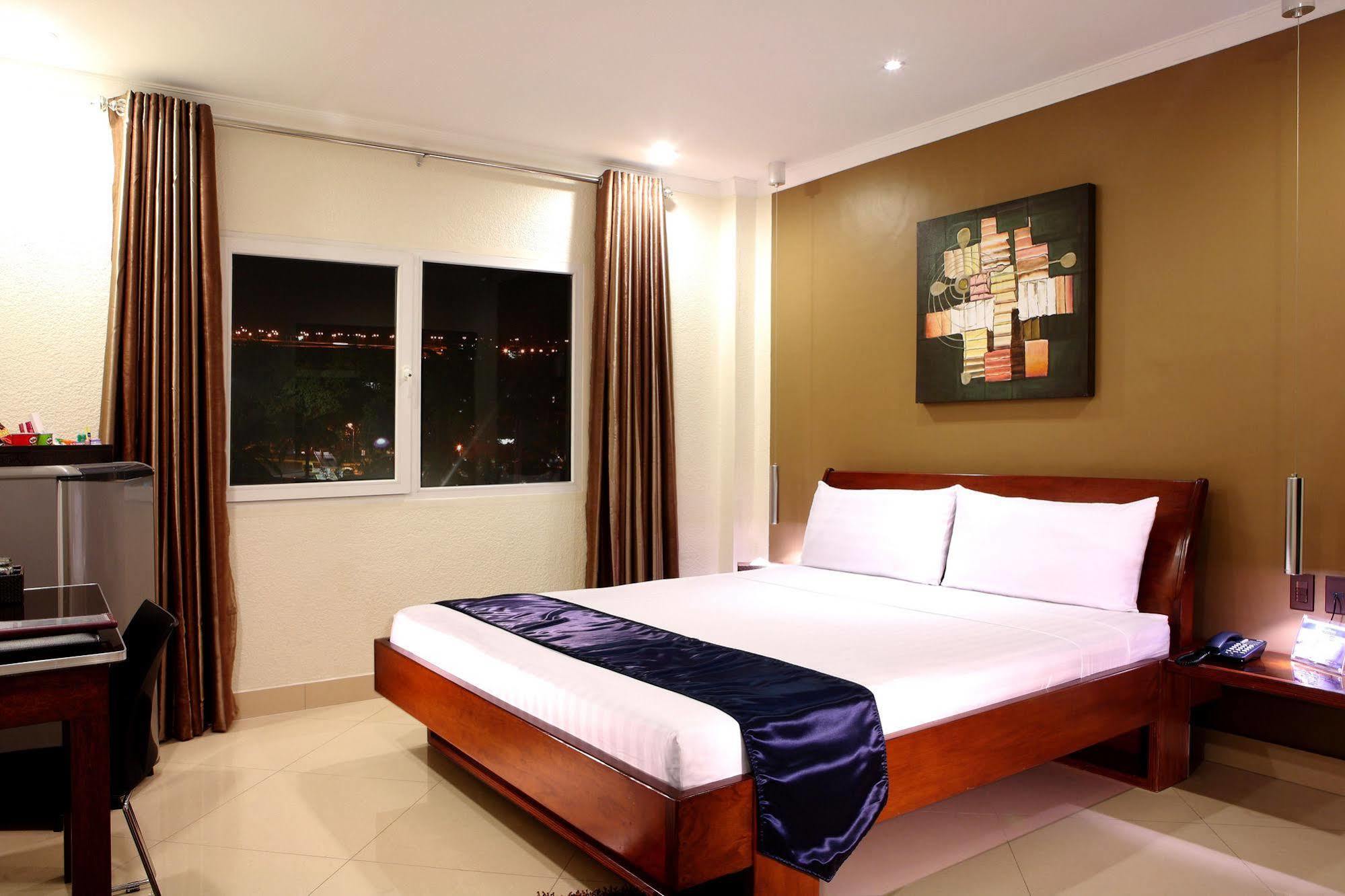 Queens Hotel Angeles City Zewnętrze zdjęcie