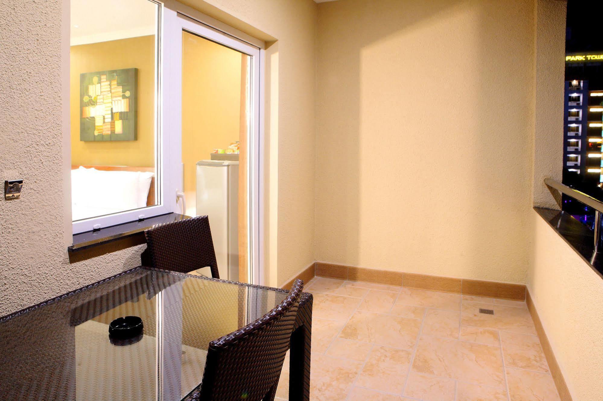 Queens Hotel Angeles City Zewnętrze zdjęcie