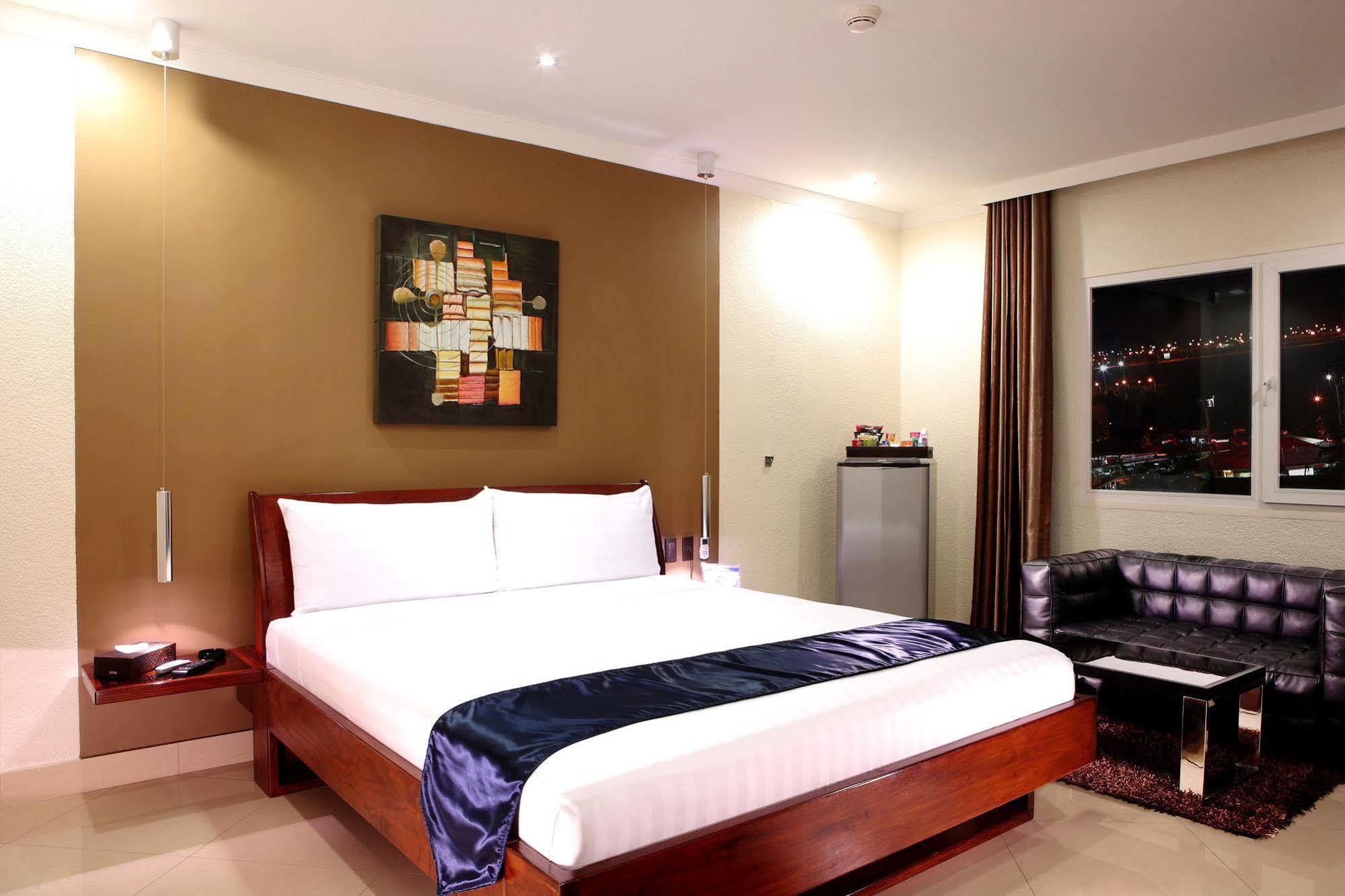 Queens Hotel Angeles City Zewnętrze zdjęcie