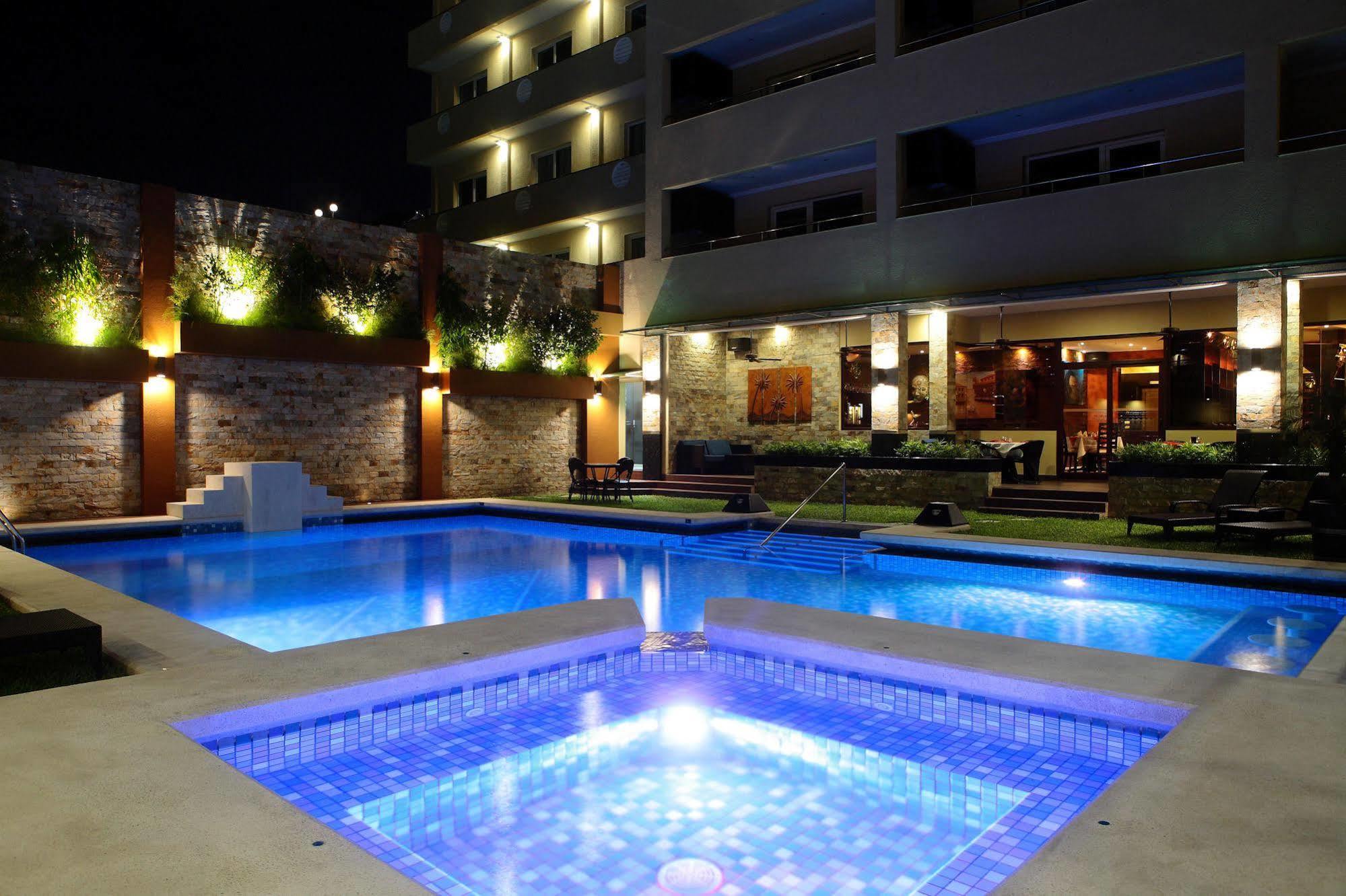 Queens Hotel Angeles City Zewnętrze zdjęcie